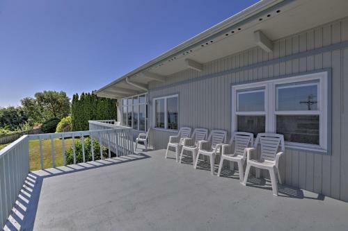 Puget Sound Home With Private Beach Access And Deck