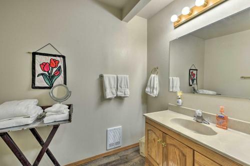 Puget Sound Home With Private Beach Access And Deck