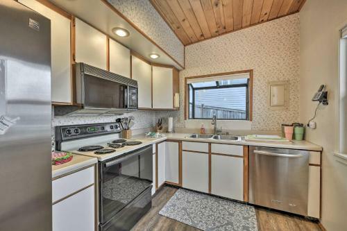 Puget Sound Home With Private Beach Access And Deck