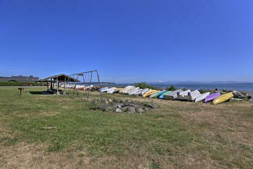 Puget Sound Home With Private Beach Access And Deck