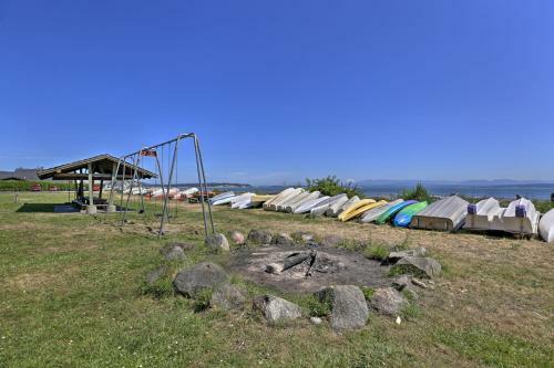 Puget Sound Home With Private Beach Access And Deck