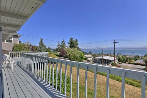 Puget Sound Home With Private Beach Access And Deck