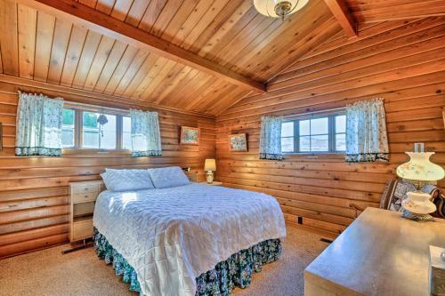 Waterfront Manson Cabin On Lake Chelan With Deck!