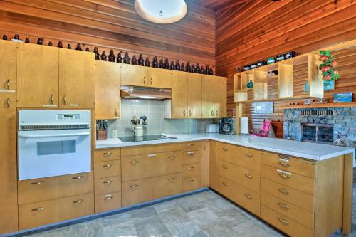 Waterfront Manson Cabin On Lake Chelan With Deck!
