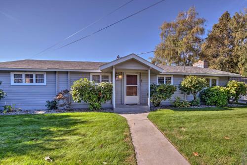 Waterfront Manson Cabin On Lake Chelan With Deck!