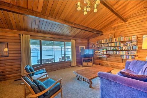 Waterfront Manson Cabin On Lake Chelan With Deck!