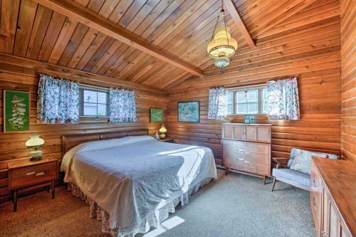 Waterfront Manson Cabin On Lake Chelan With Deck!