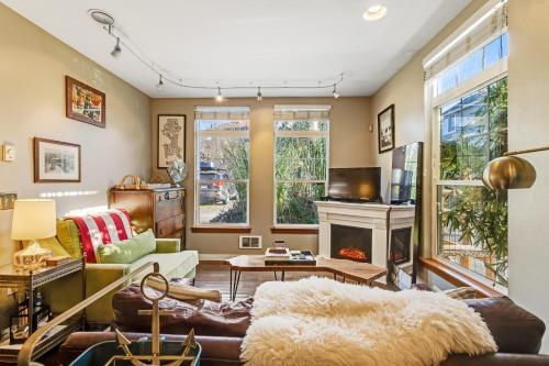 Artsy Cottage On Capitol Hill