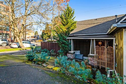 Artsy Cottage On Capitol Hill