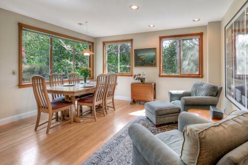 Lovely Laurelhurst Home Home