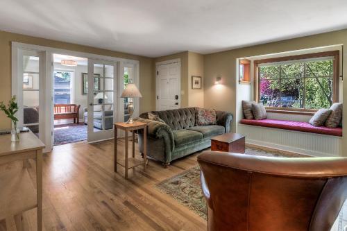 Lovely Laurelhurst Home Home