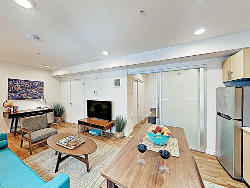 Apartamento New Listing! Chic Capitol Hill Condo With Courtyards Condo