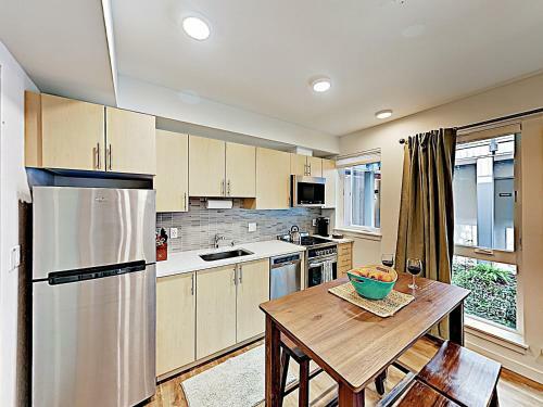 Apartamento New Listing! Chic Capitol Hill Condo With Courtyards Condo