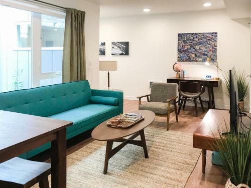 Apartamento New Listing! Chic Capitol Hill Condo With Courtyards Condo
