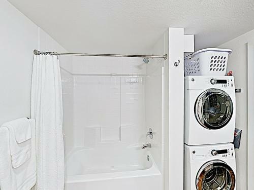 Apartamento New Listing! Chic Capitol Hill Condo With Courtyards Condo