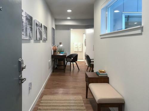 Apartamento New Listing! Chic Capitol Hill Condo With Courtyards Condo