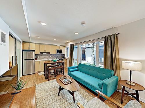 Apartamento New Listing! Chic Capitol Hill Condo With Courtyards Condo