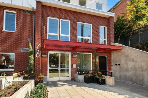Apartamento New Listing! Chic Capitol Hill Condo With Courtyards Condo