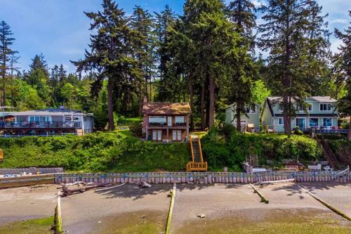 Warm Beach Bungalow