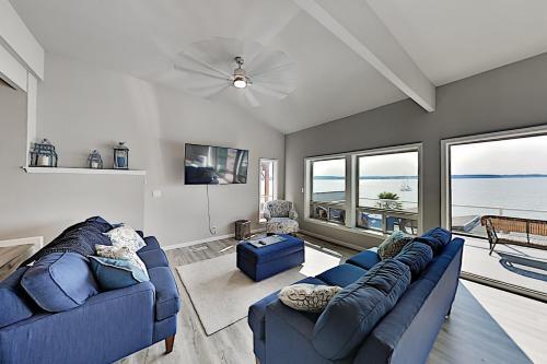 Modern Beachfront Home With AC And Huge Terrace Home