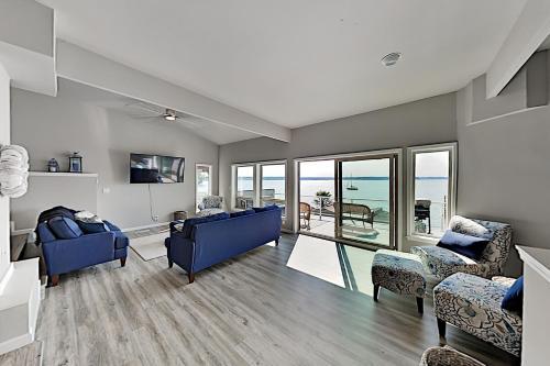 Modern Beachfront Home With AC And Huge Terrace Home