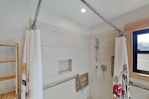 Designer Cottage With Accessible Kitchen & Bathroom Cottage