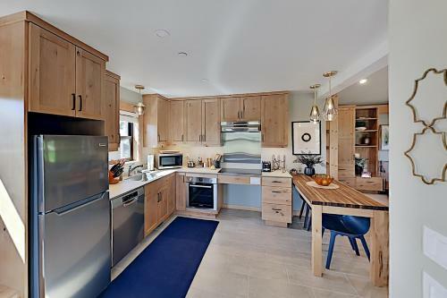Designer Cottage With Accessible Kitchen & Bathroom Cottage