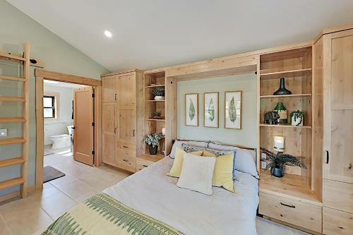 Designer Cottage With Accessible Kitchen & Bathroom Cottage