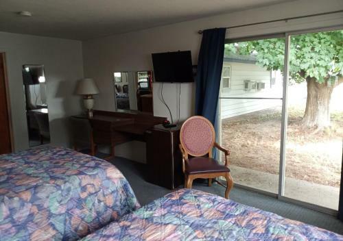 Eight Bar B Motel