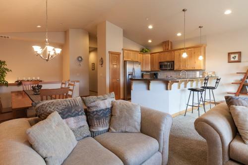 River Scene - Great Views! 30 Day Minimum Required Home