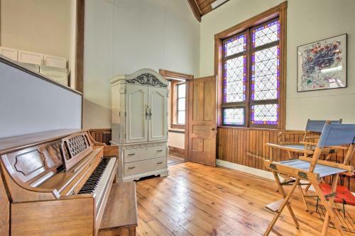 Historic Church Home - Walk To Durand Shops!