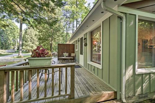 Pine Cottage Duplex With Deck - Walk To State Park