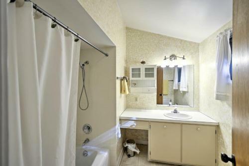 Pine Cottage Duplex With Deck - Walk To State Park