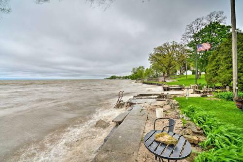 Waterfront Green Bay Cottage With Stunning Views