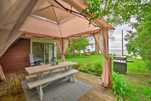 Waterfront Green Bay Cottage With Stunning Views