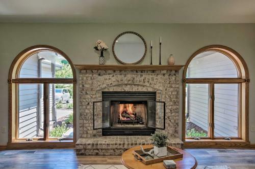 Family Home With Deck, Yard, Dock On Rock River!
