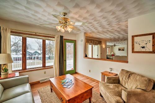 Big Green Getaway With Lake Views And Large Deck