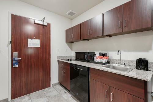 Cobblestone Hotel & Suites - Little Chute