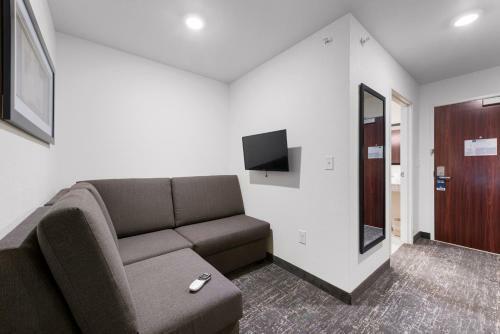 Cobblestone Hotel & Suites - Little Chute