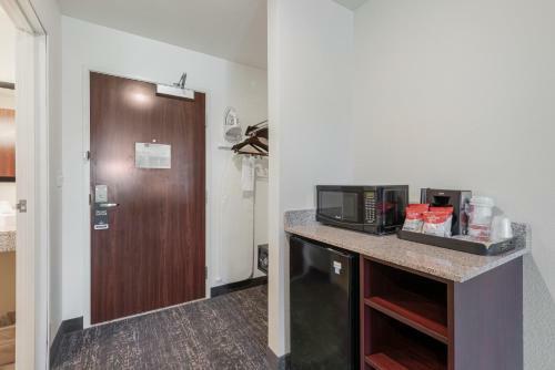 Cobblestone Hotel & Suites - Little Chute