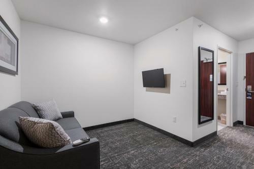 Cobblestone Hotel & Suites - Little Chute