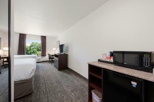 Cobblestone Hotel & Suites - Little Chute