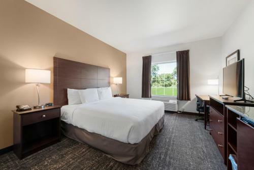 Cobblestone Hotel & Suites - Little Chute