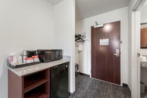 Cobblestone Hotel & Suites - Little Chute