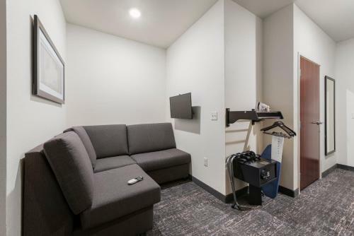 Cobblestone Hotel & Suites - Little Chute