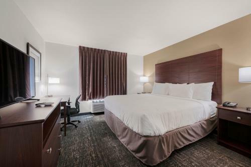 Cobblestone Hotel & Suites - Little Chute