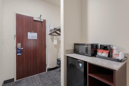 Cobblestone Hotel & Suites - Little Chute