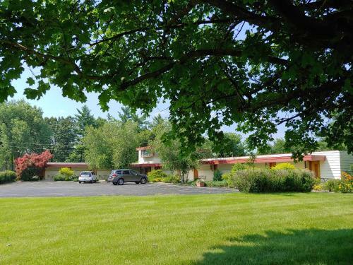 Motel The Usonian Inn Llc
