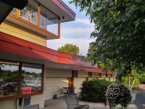 Motel The Usonian Inn Llc