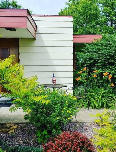 Motel The Usonian Inn Llc